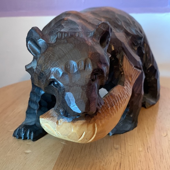Japanese Fine Old Hand-Carved Cedar Wood Bear Higuma Grasping Salmon - Picture 2 of 8